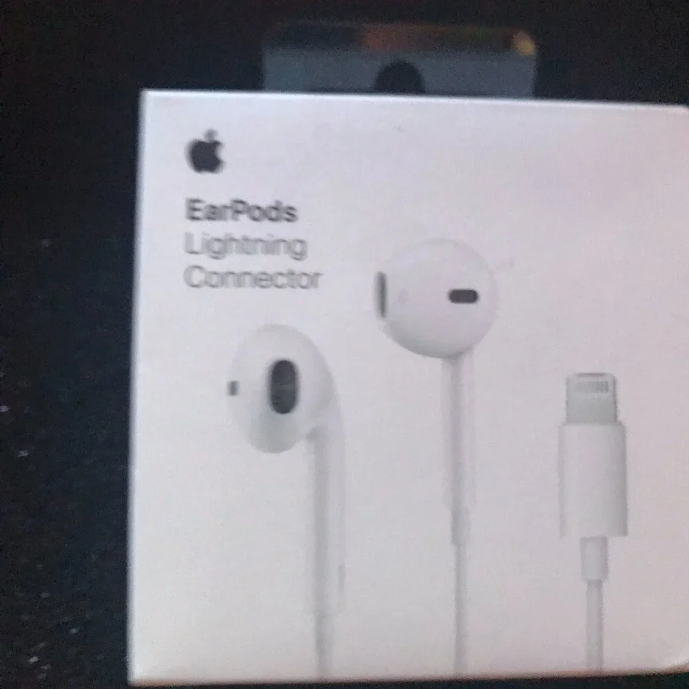 NEW Authentic Apple EarPods with Lightning Connector - iPhone 7 / 8 /X /XS White